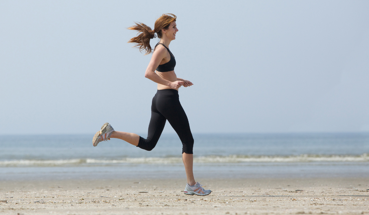 Woman-runner-enjoying-exercise-at-the-beach