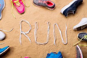 running-shoe-and-run-sign-made-of-shoelaces-sand